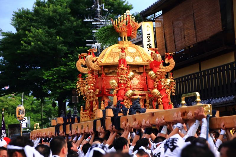 kiệu rước thần trong lễ hội Thần đạo